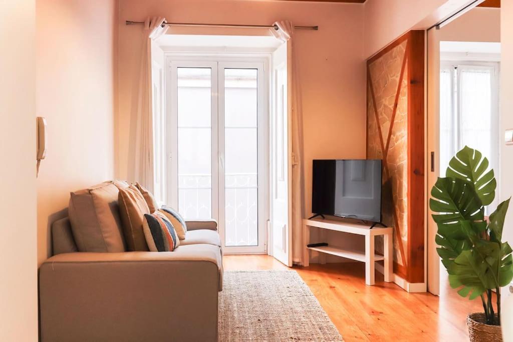 Vita Portucale ! Campo Ourique Design W/ Balcony Lisbon Luaran gambar