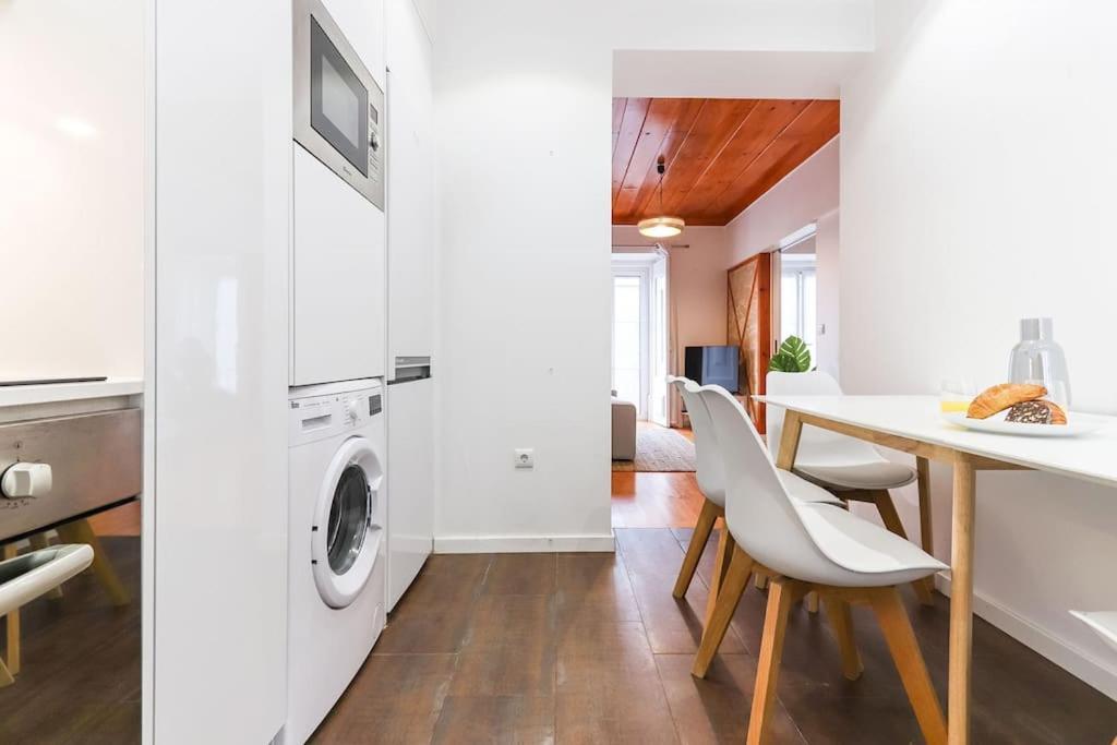 Vita Portucale ! Campo Ourique Design W/ Balcony Lisbon Luaran gambar