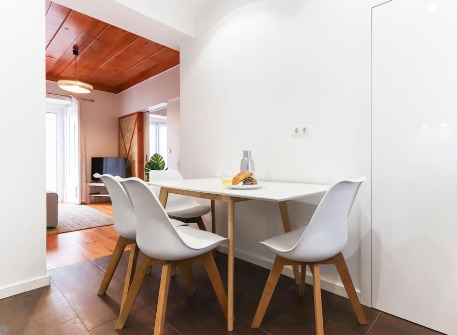 Vita Portucale ! Campo Ourique Design W/ Balcony Lisbon Luaran gambar