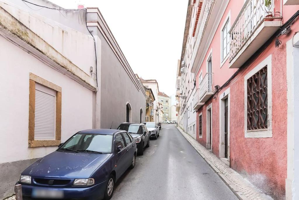 Vita Portucale ! Campo Ourique Design W/ Balcony Lisbon Luaran gambar