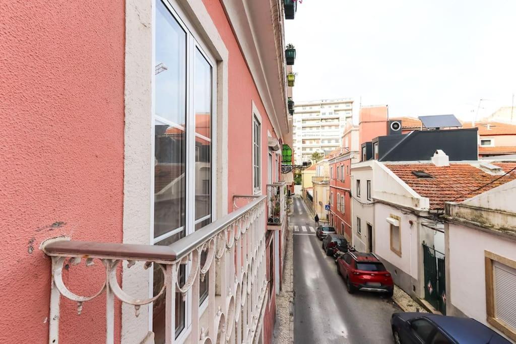 Vita Portucale ! Campo Ourique Design W/ Balcony Apartment Lisbon Luaran gambar