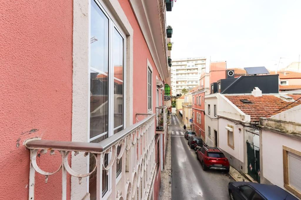 Vita Portucale ! Campo Ourique Design W/ Balcony Lisbon Luaran gambar