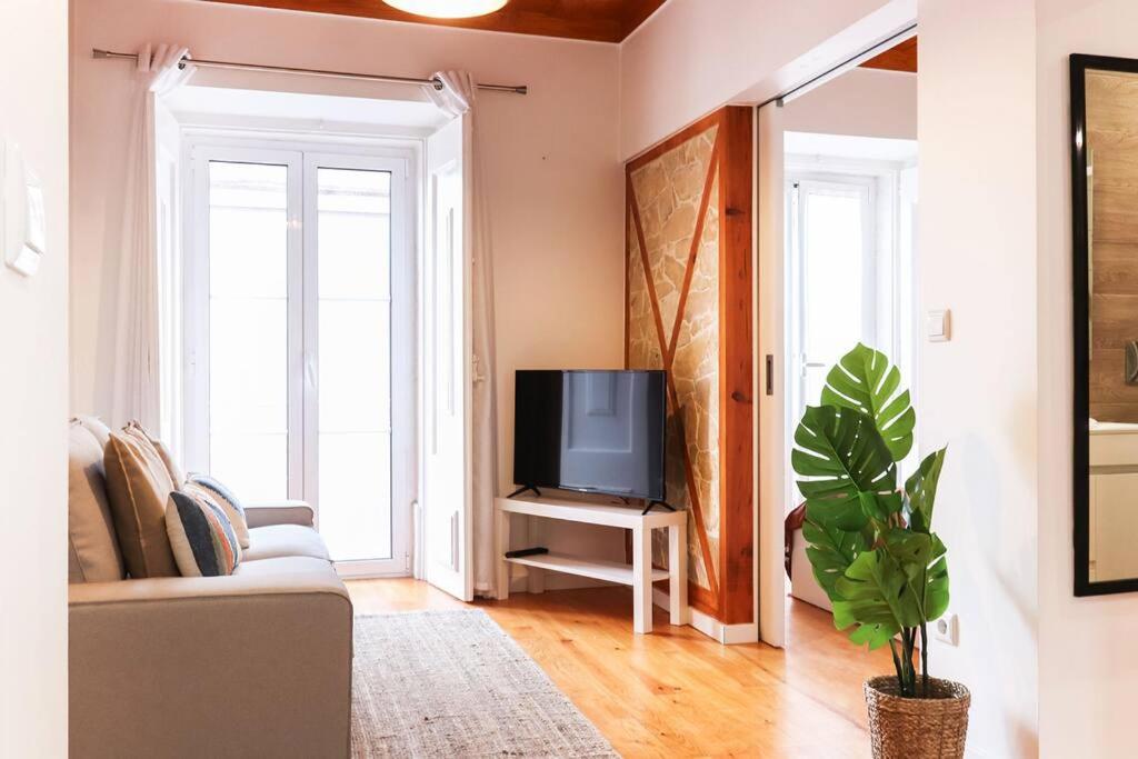 Vita Portucale ! Campo Ourique Design W/ Balcony Lisbon Luaran gambar